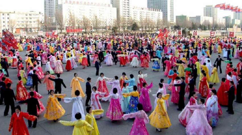 Kim Jong Il, omagiat prin cântece și dansuri