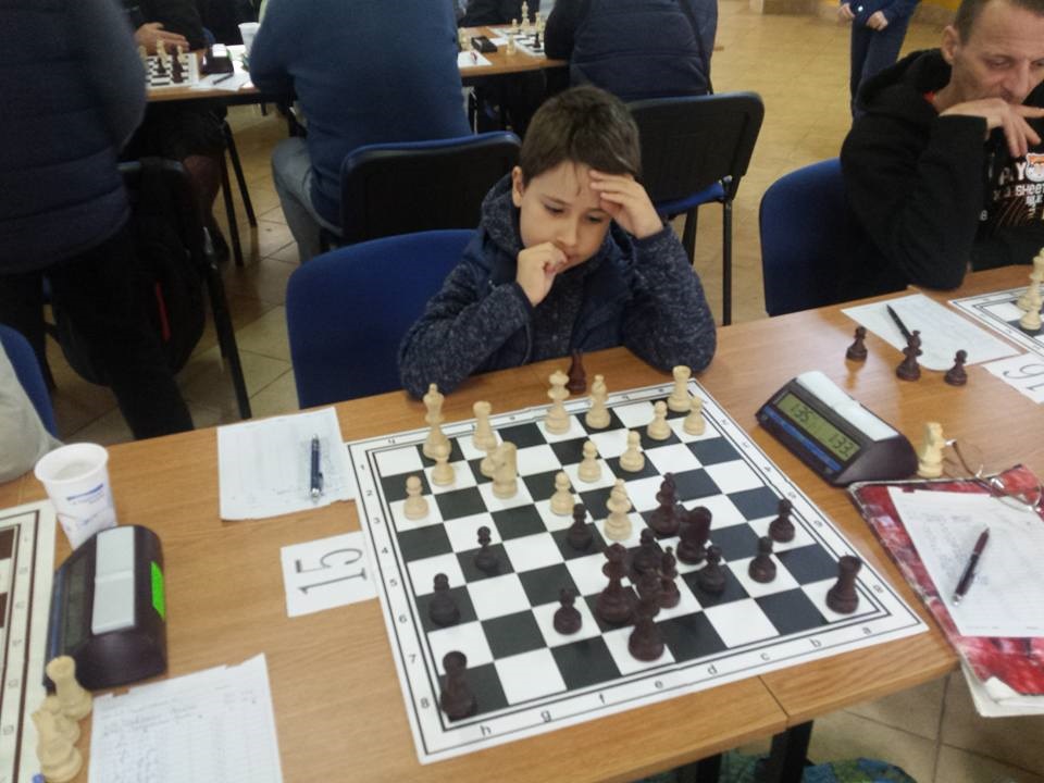 Un copil de 8 ani a obținut titlul de campion național la șah