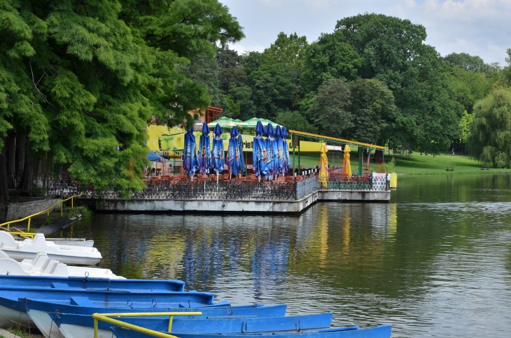 Bărci și hidrobiciclete pe lacul din Parcul Romanescu din Craiova