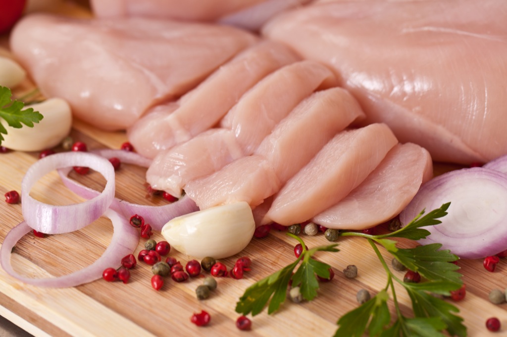 Cum recunoști carnea de pui care a fost injectată cu hormoni