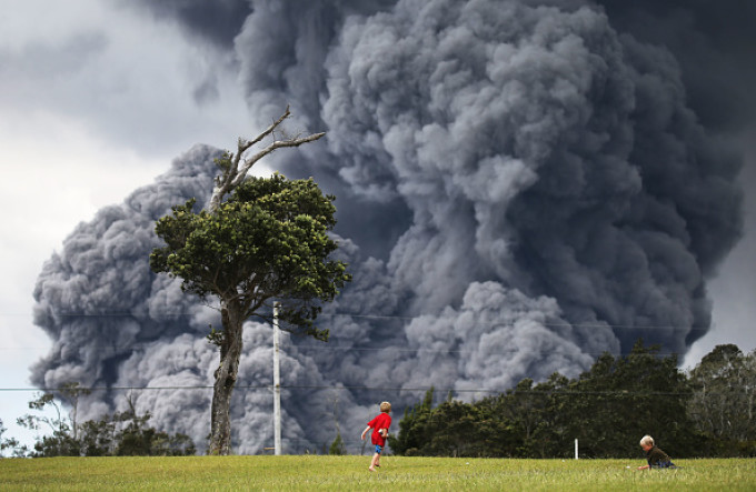 Explozii vulcanice şi un nor toxic de cenuşă în Hawaii. Autorităţile au emis o alertă roşie