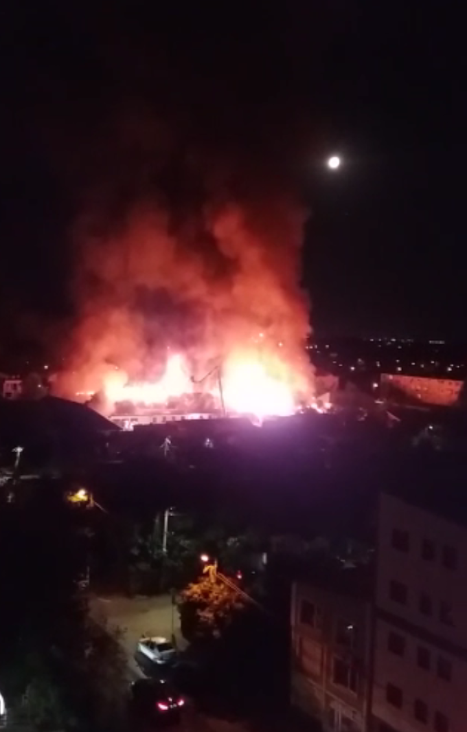 Incendiu puternic la o școală din București. Întreaga clădire a fost distrusă