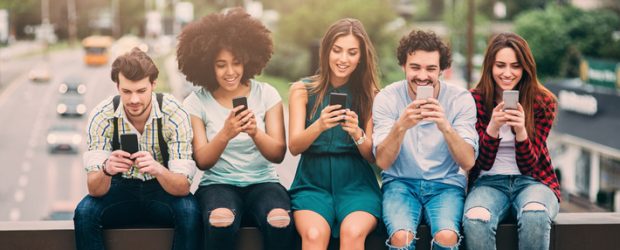 Pericolul pe care îl ascunde utilizarea excesivă a smartphone-ului. Avertismentul psihologilor cu privire la acest comportament