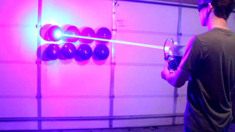 Un craiovean şi echipa sa de specialişti au proiectat o rază laser ce poate încălzi apa la 100.000 de grade Celsius cât ai clipi