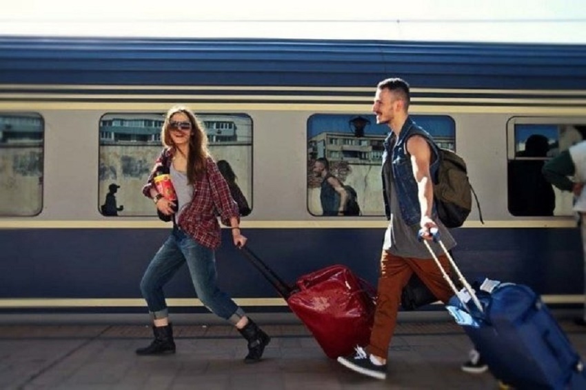 Tinerii care împlinesc 18 ani până la 1 iulie vor putea călători gratuit prin Europa