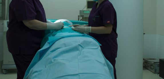 Medici americani asistă operații de cancer de piele în România