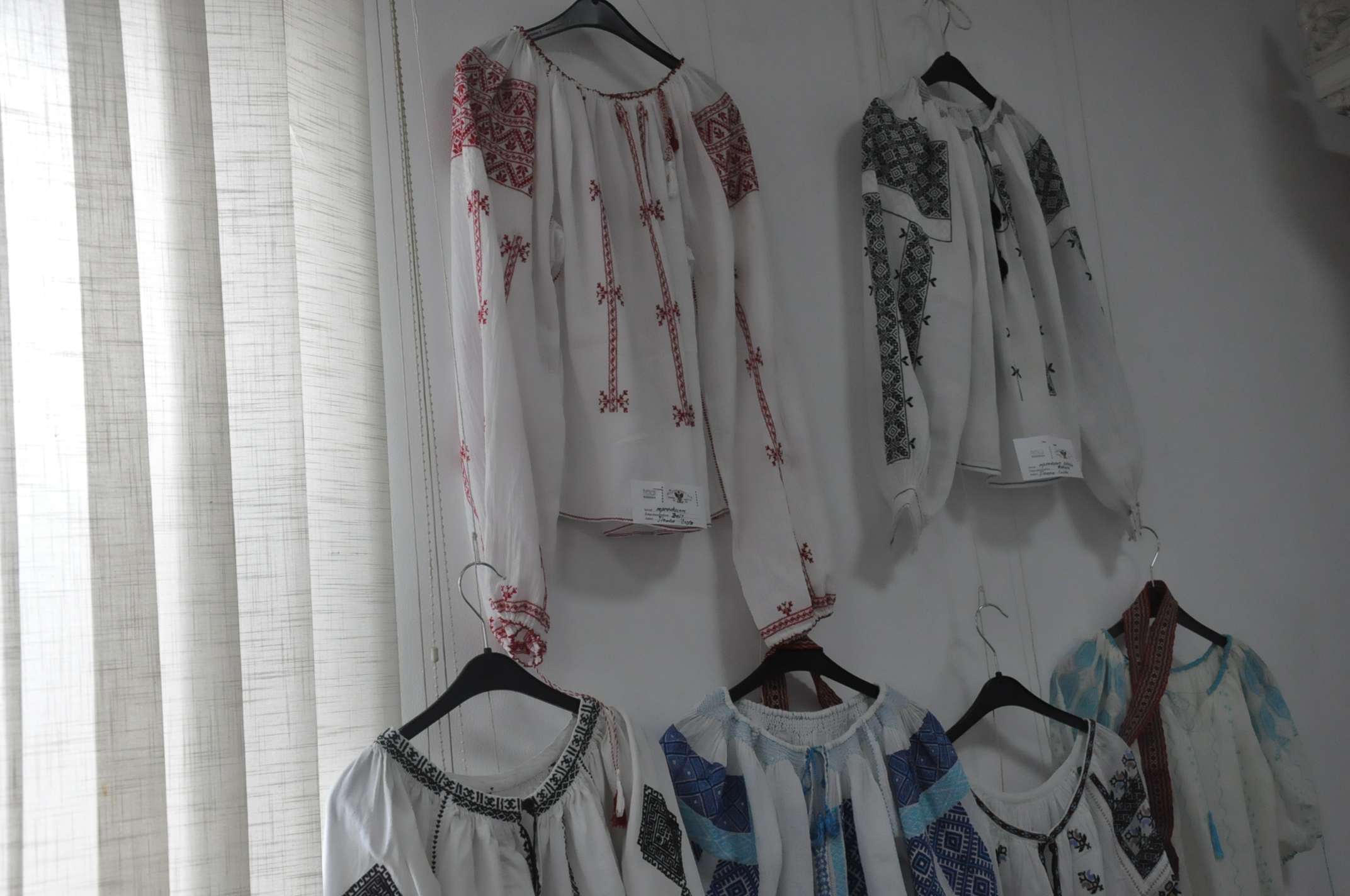 Vernisaj – Povestea „Oltenia coase ie“ continuă în Galeriile „Cromatic“