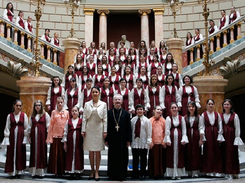 Corul de Copii şi Tineret SYMBOL, pe scena Filarmonicii „Oltenia” Craiova