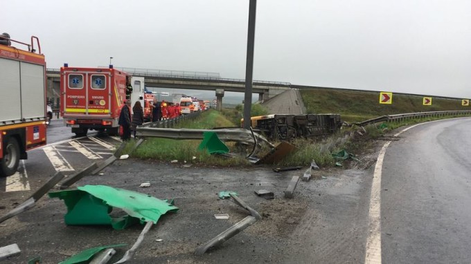 Autobuz plin cu pasageri răsturnat la Sibiu. 32 de oameni duși la spital.