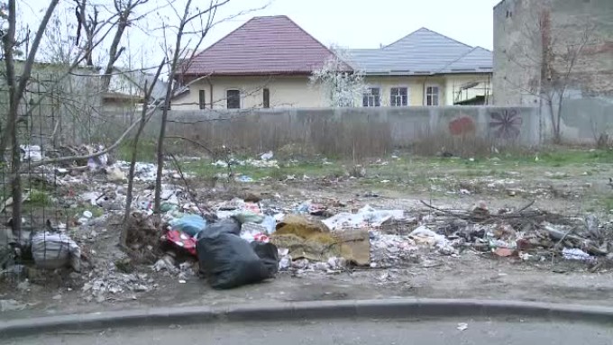 O femeie din Mehedinți a primit, prin poștă, gunoiul aruncat la marginea unui drum