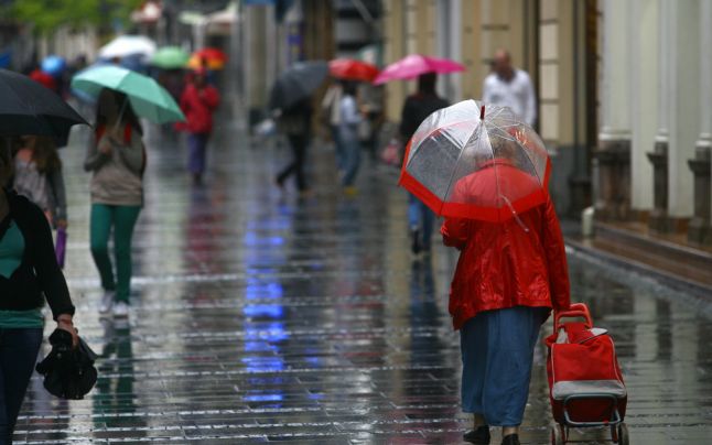 Revin precipitaţiile abundente şi furtunile