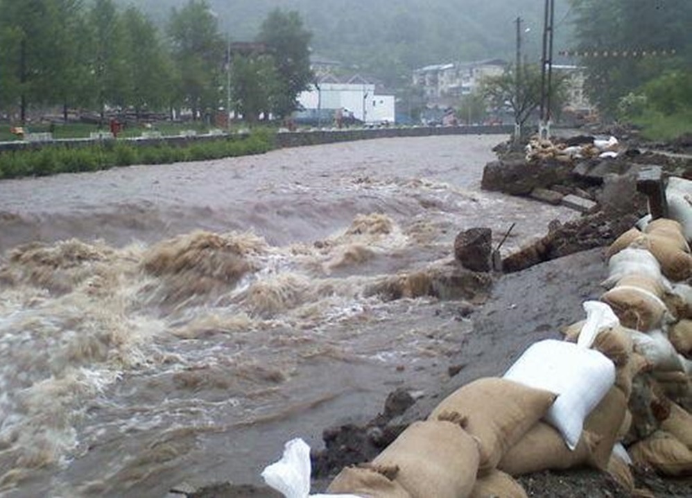Cod roşu de inundaţii în judeţele Vâlcea, Gorj şi Argeş