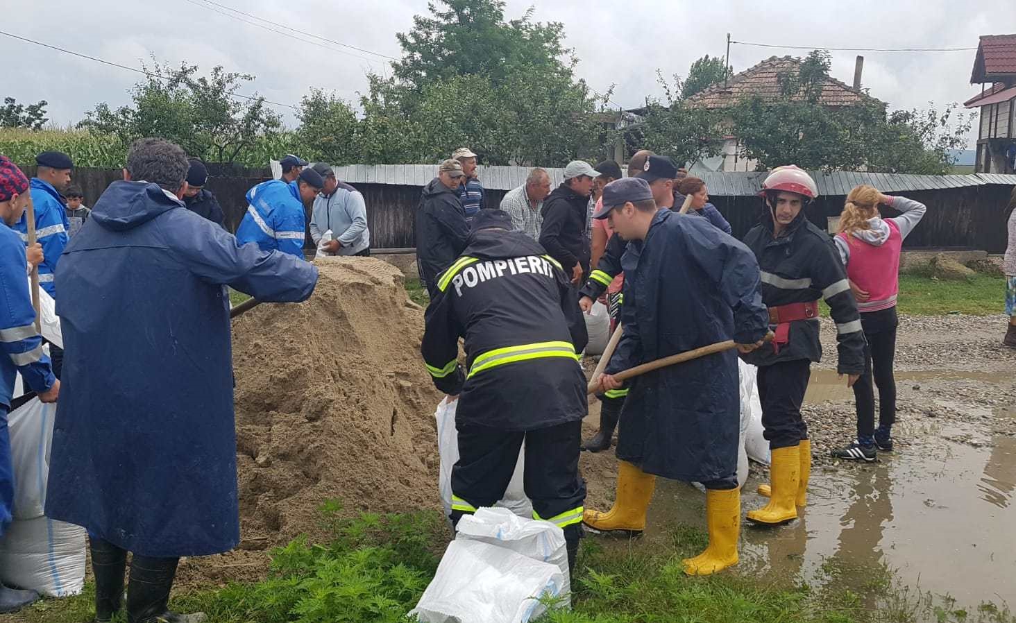 Vâlcea. În Băbeni, a început evacuarea a 70 de persoane din circa 25 de gospodării