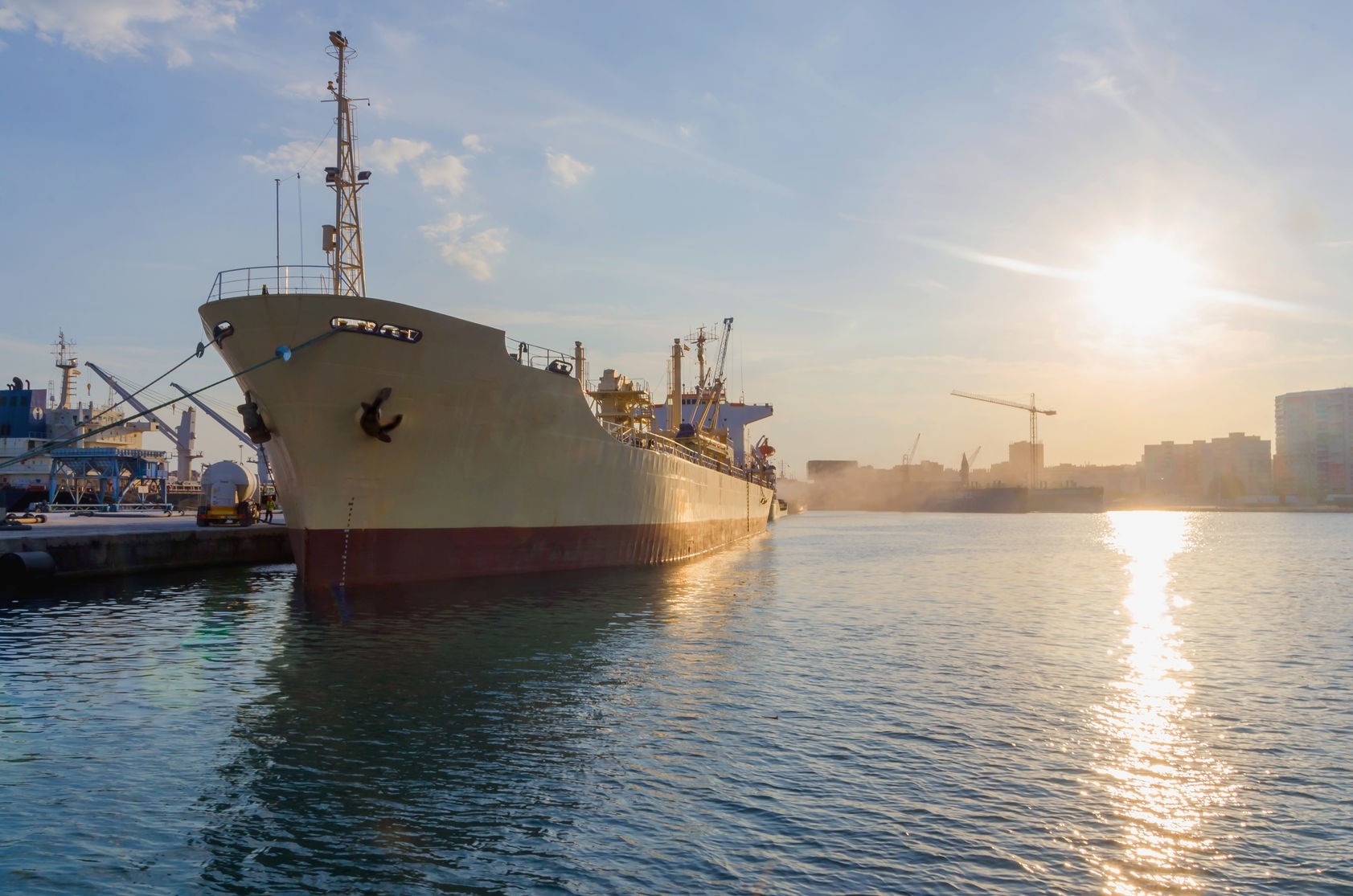 Navă cu marinari români reținută în Franța