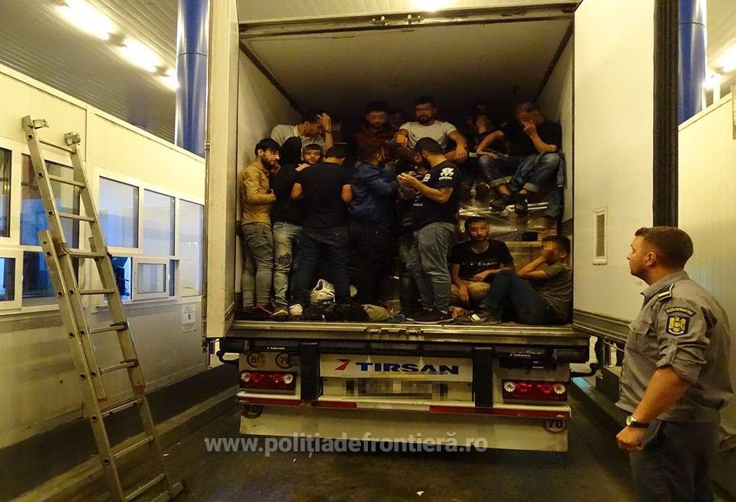 26 migranţi ascunşi în cabina unui camion, descoperiţi la P.T.F. Calafat