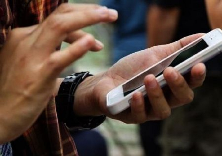 Spania. Români reţinuţi pentru furt de telefoane mobile de lux (audio)