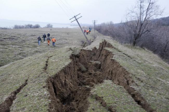 Fenomenele hidrometeorologice din județul Mehedinți au dus la producerea unor alunecări de teren care au afectat carosabilul