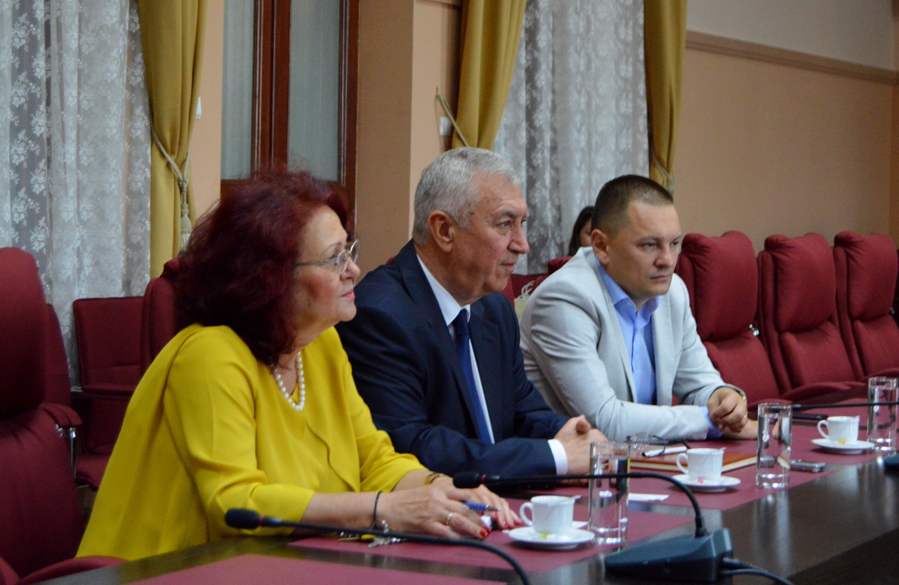 Președintele Consiliului Județean (CJ) Dolj, Ion Prioteasa, a primit miercuri, alături de vicepreședintele Cosmin Vasile, vizita ambasadorului extraordinar și plenipotențiar al Republicii Belarus în România, Excelența Sa Andrei Grinkevich