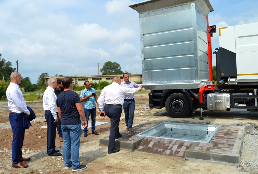 Containerele de gunoi îngropate testate de catre autoritățile doljene