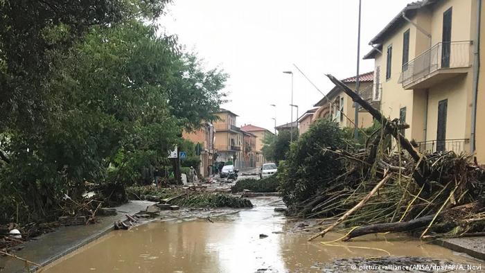 Cel puţin 11 persoane au murit în sudul Italiei în urma unor inundaţii