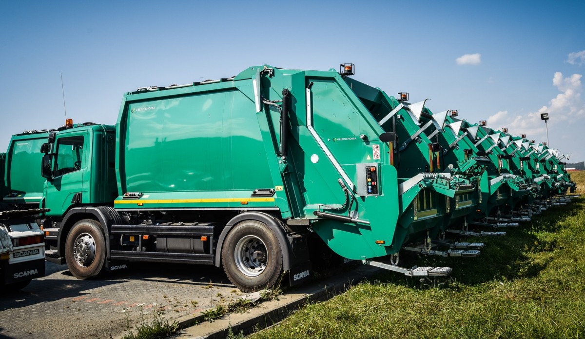 Mașini noi pentru colectarea gunoiului menajer
