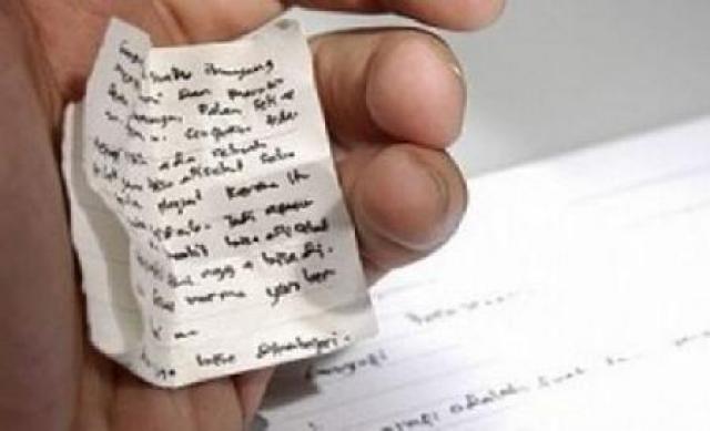 Un eliminat din examenul de bacalaureat, după ce a fost prins cu fiţuici