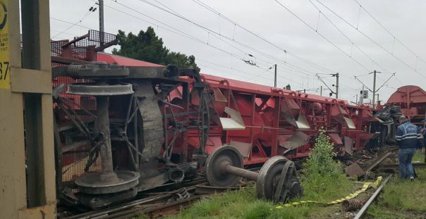 CFR a anulat mai multe trenuri după ce un tren de marfă încărcat cu produse petroliere a deraiat