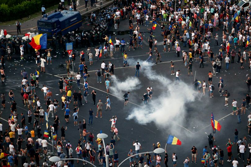 Aproape 400 de manifestanţi care au participat la mitingul de pe 10 august din Piaţa Victoriei au depus plângere penală la Parchetul Militar