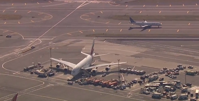 Un avion care a aterizat la New York, pus sub carantină după ce 100 de pasageri s-au simțit rău