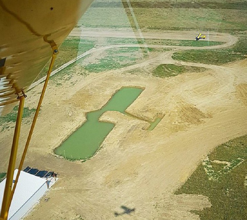 Primul lac în formă de avion din lume