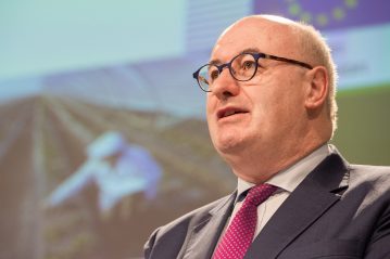 Comisarul european Phil Hogan vizitează România