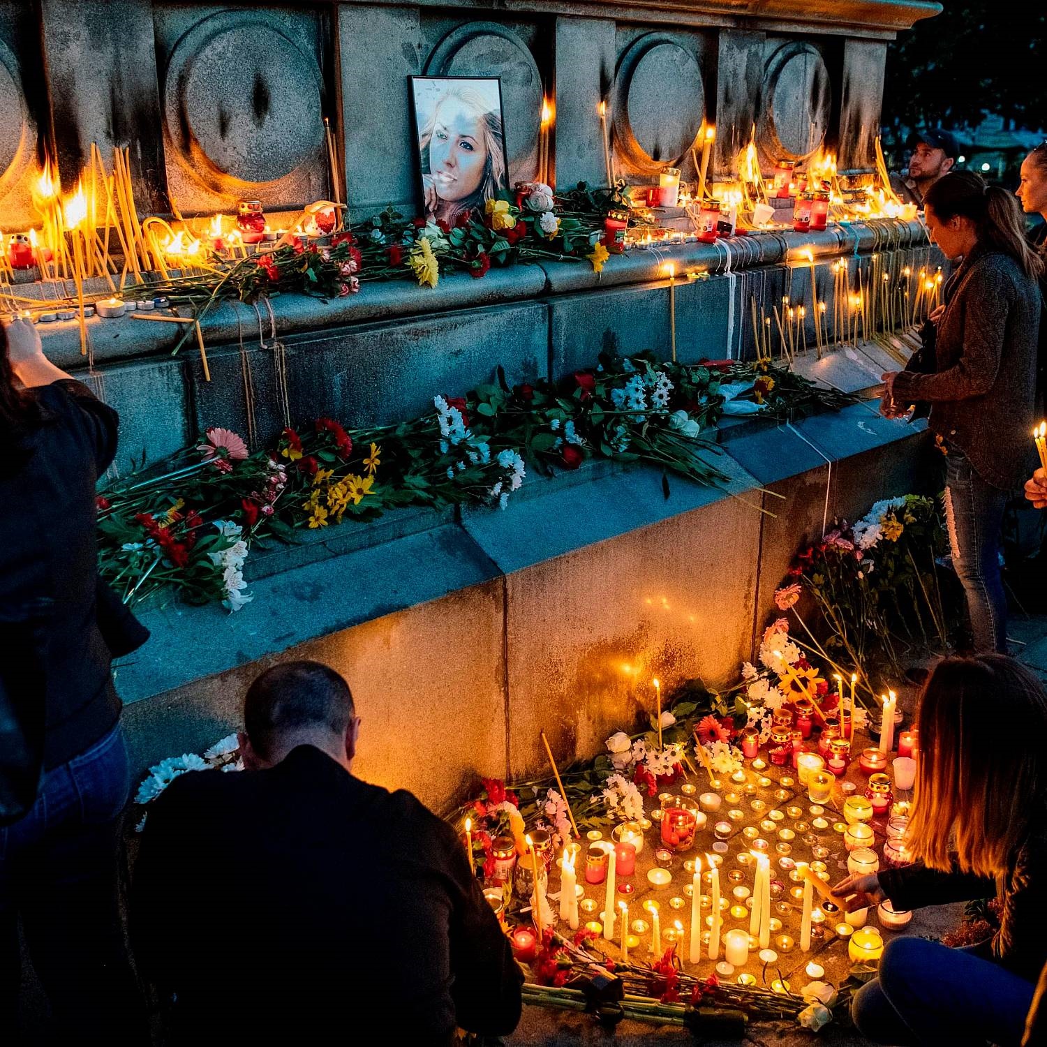 Lumânări aprinse în centrul oraşului Ruse, în memoria jurnalistei Viktoria Marinova