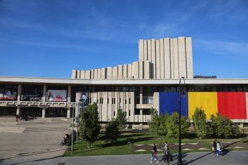 Artizani din România și Bulgaria își expun produsele pe esplanada Teatrului Național în week-end