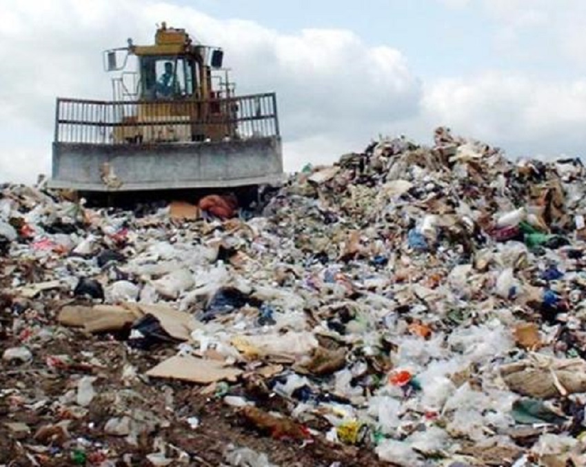 Groapă de gunoi neconformă la Orşova