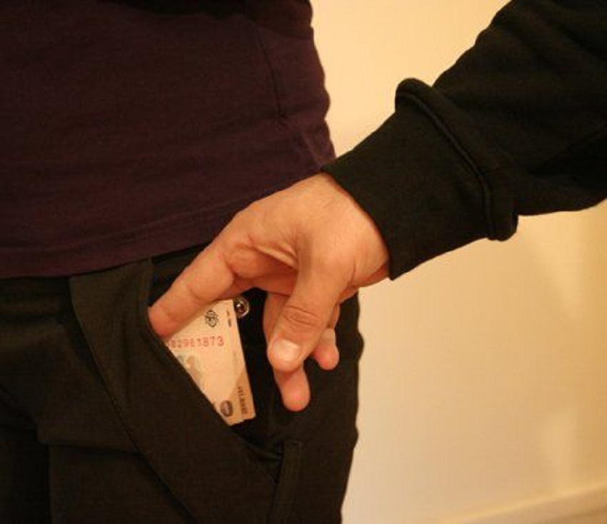 Dolj: Poliţist reţinut după ce ar fi primit mită