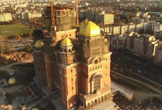 Un preot şi-a dat foc în apropierea Catedralei Mântuirii Neamului