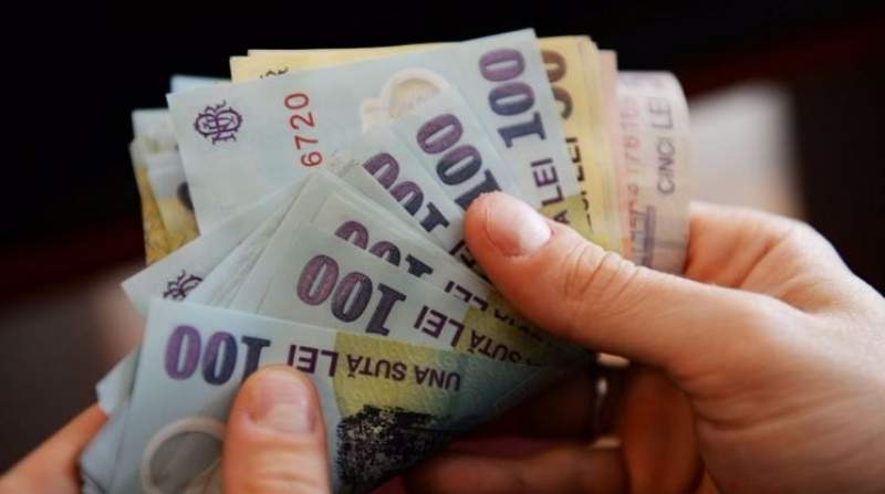 Deputaţii au adoptat mai multe modificări la legea privind salarizarea personalului plătit din fonduri publice