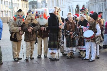 500 de colindători la alaiul obiceiurilor de iarnă