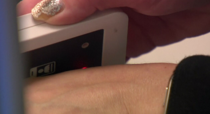 Oamenii care au ales să-și transfere datele de pe carduri într-un cip implantat pe mână