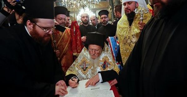 Patriarhul ecumenic Bartolomeu I al Constantinopolului a semnat, ieri, documentul care asigură autocefalia Bisericii ortodoxe a Ucrainei