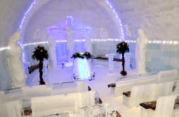 Vineri va fi sfințită Biserica de Gheață de la Bâlea Lac