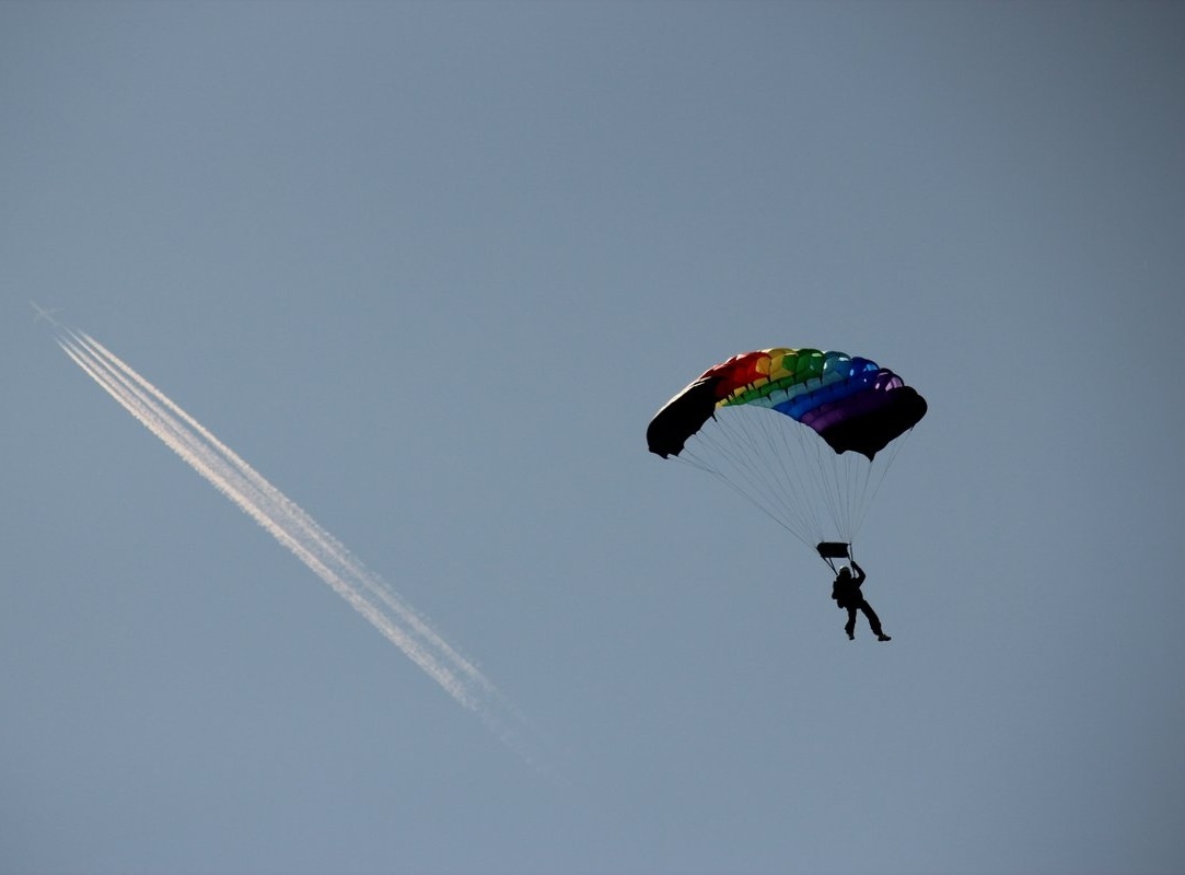 Cursuri gratuite de parașutism