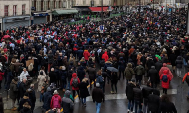 „Fularele roșii” au manifestat împotriva „vestelor galbene”