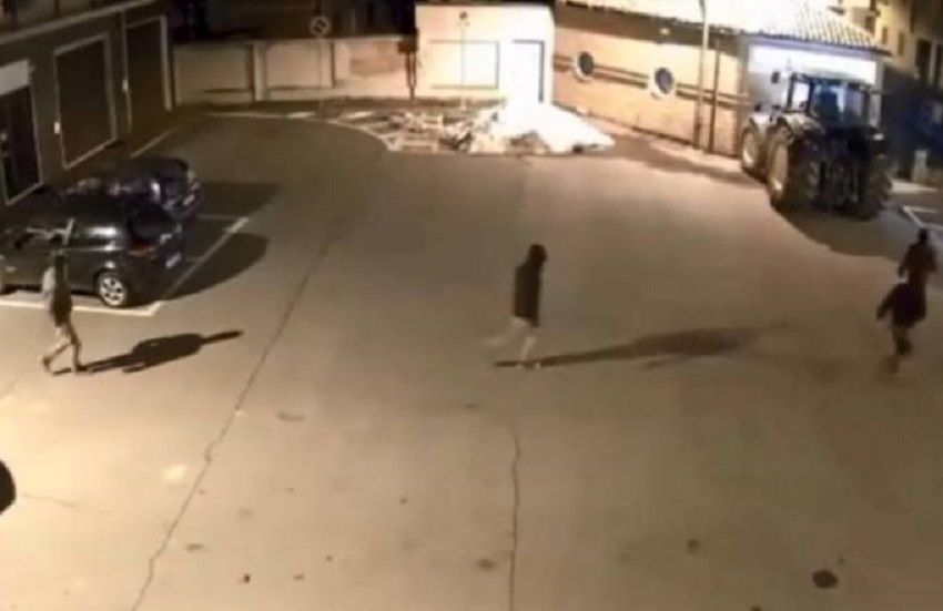 A dărâmat zidul unei bănci cu un tractor furat și a plecat cu un bancomat