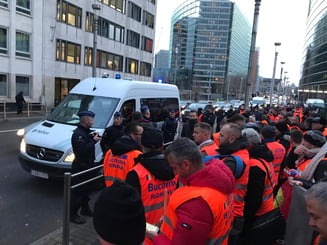 Transportatori Rutieri din România au protestat în faţa sediului Comisiei Europene