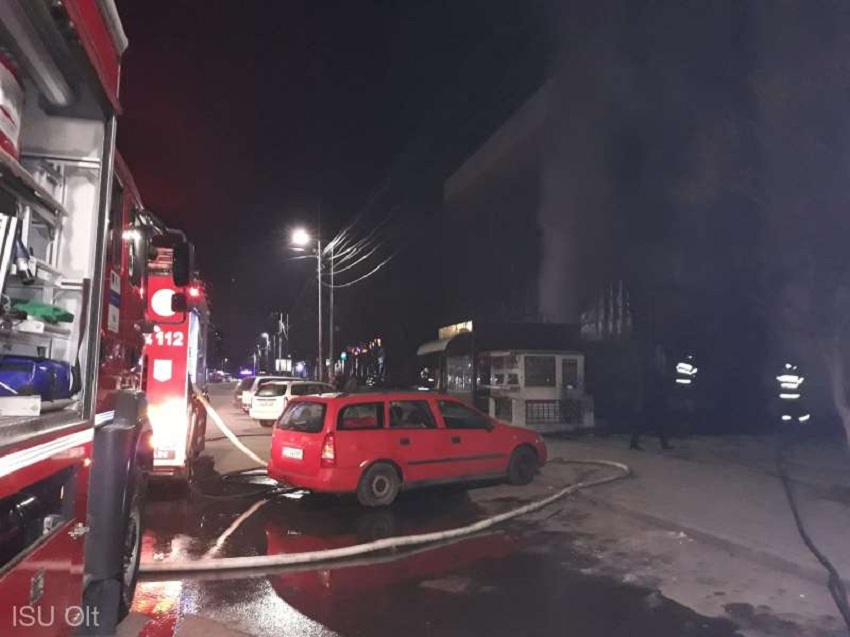 Incendiu la două spaţii comerciale din Caracal