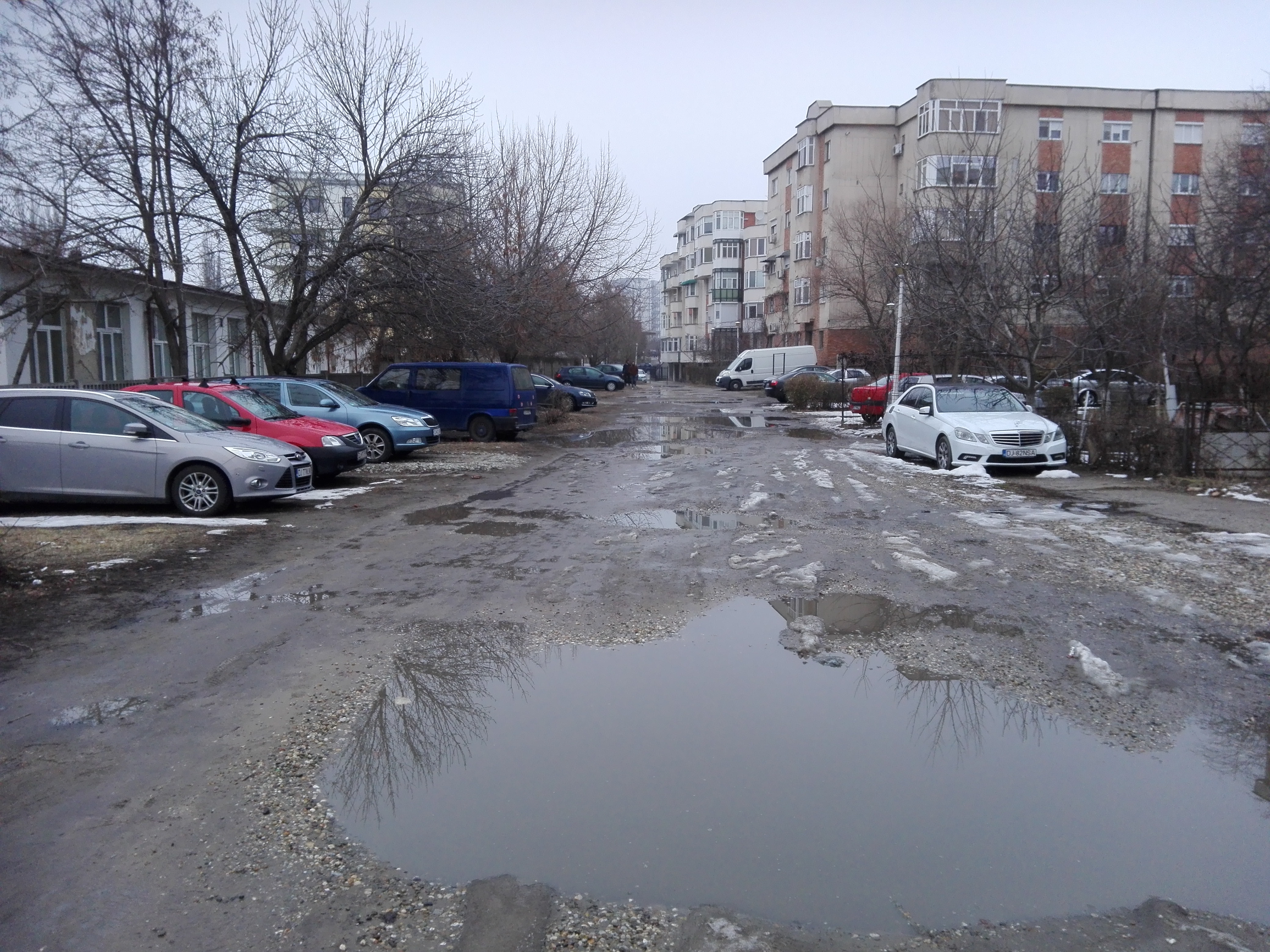 Taxă pentru parcările dintre blocuri în Craiova