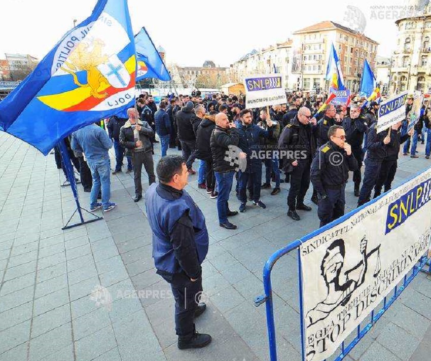 Protest al polițiștilor în Piața Prefecturii din Craiova