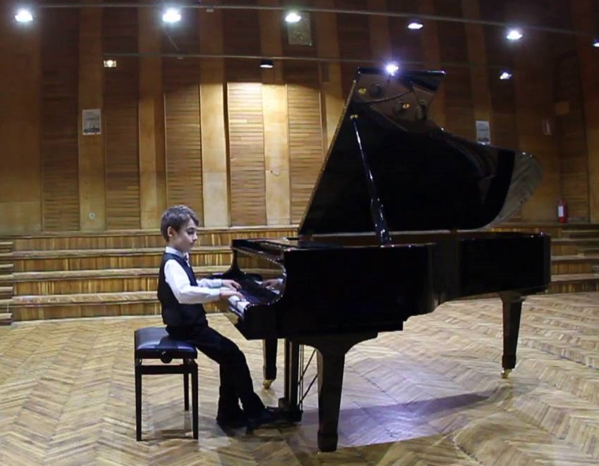 Pianist în vârstă de 12 ani, în concert la Târgu-Jiu