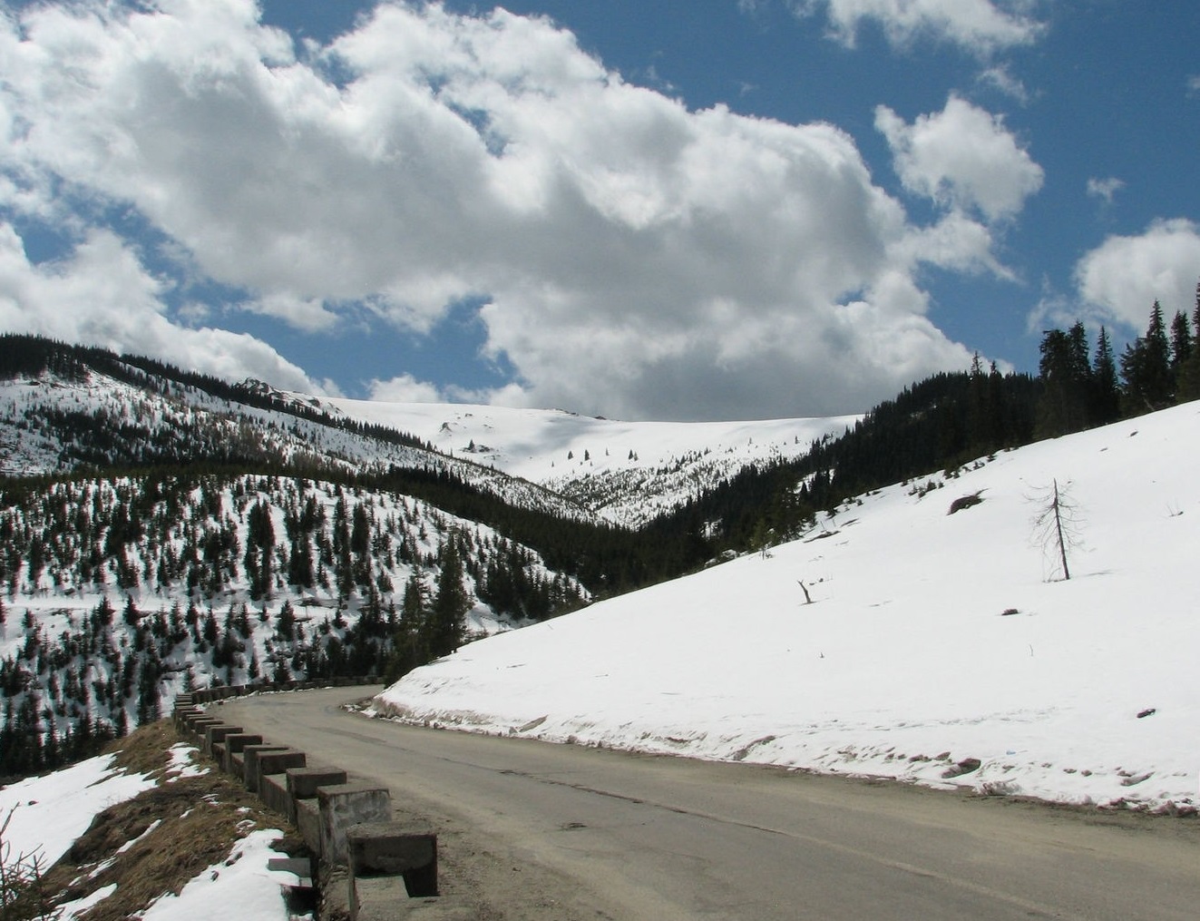 S-a redeschis circulaţia pe DN 7A în zona Obârşia Lotrului 